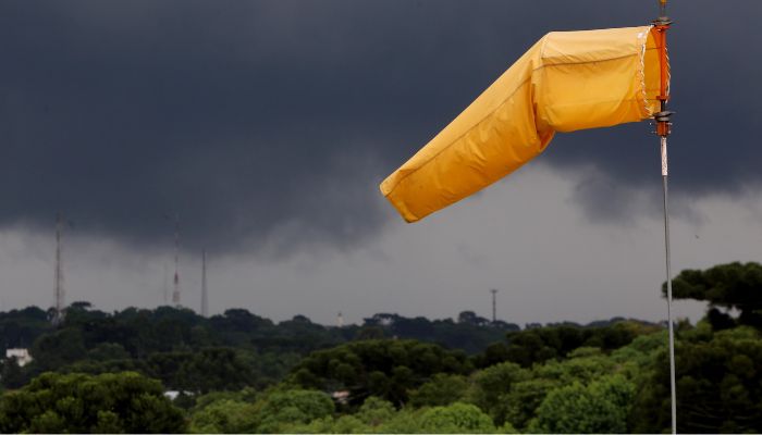 Defesa Civil alerta para risco de fortes tempestades de sábado até segunda-feira